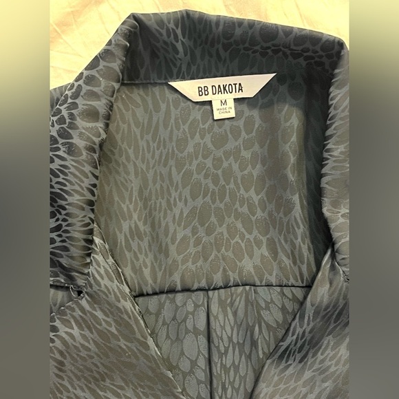 BB Dakota Women's Dark Blue & Black Patterned Wrap Blouse Size Medium - Picture 3 of 15